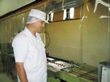 海苔(のり)のチェックをする工場長